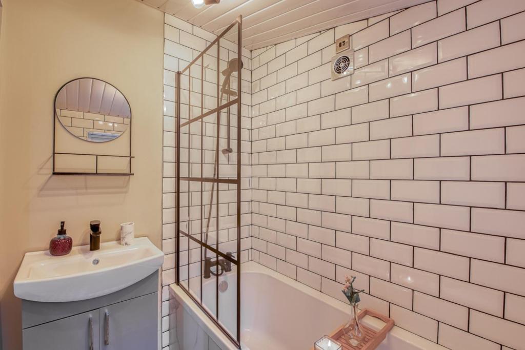 Charming City Home, Beside The Serene Ormeau Park 贝尔法斯特 外观 照片