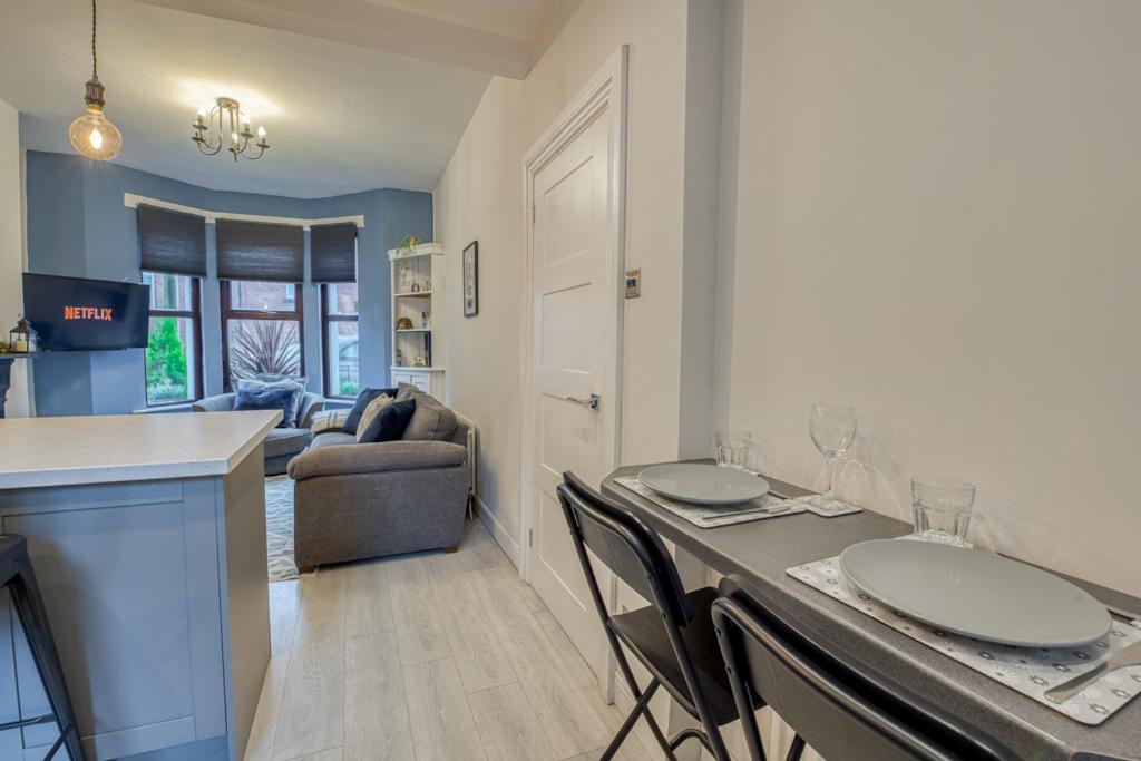 Charming City Home, Beside The Serene Ormeau Park 贝尔法斯特 外观 照片