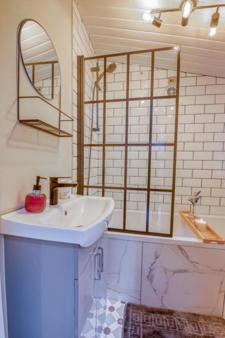Charming City Home, Beside The Serene Ormeau Park 贝尔法斯特 外观 照片